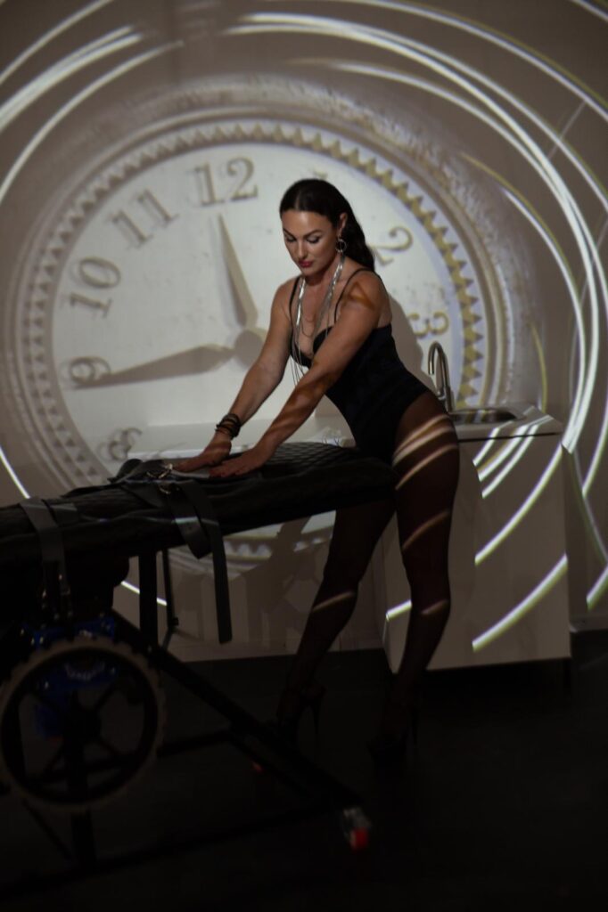 Hypnose Domina Schweiz Nika-Noire Femdom